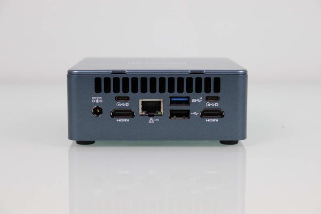 Trasera del mini PC GEEKOM Mini IT12 con todas las conexiones USB, HDMI, Ethernet y alimentación