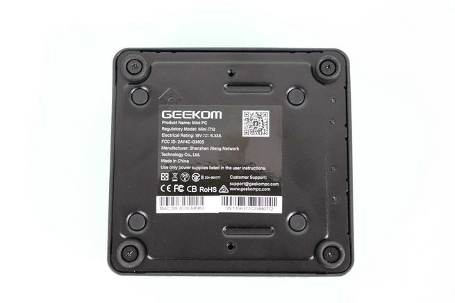 Zona inferior del GEEKOM Mini IT12 con las características eléctricas y otra información
