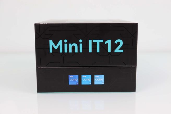 Lateral derecho de la caja del GEEKOM Mini IT12