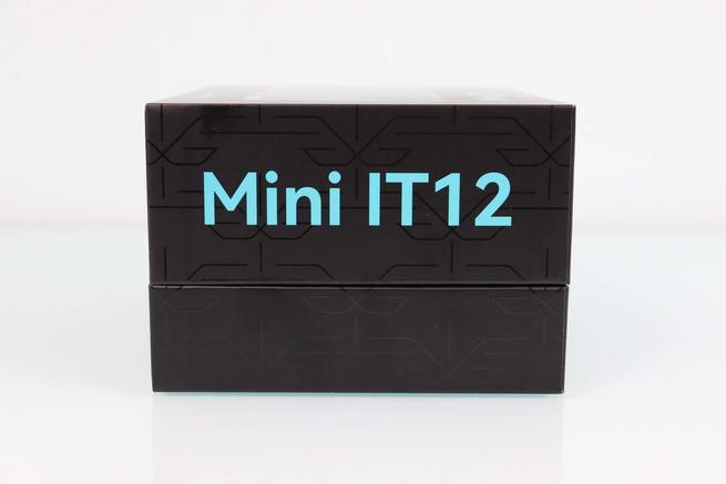 Lateral izquierdo de la caja del mini PC GEEKOM Mini IT12 en detalle