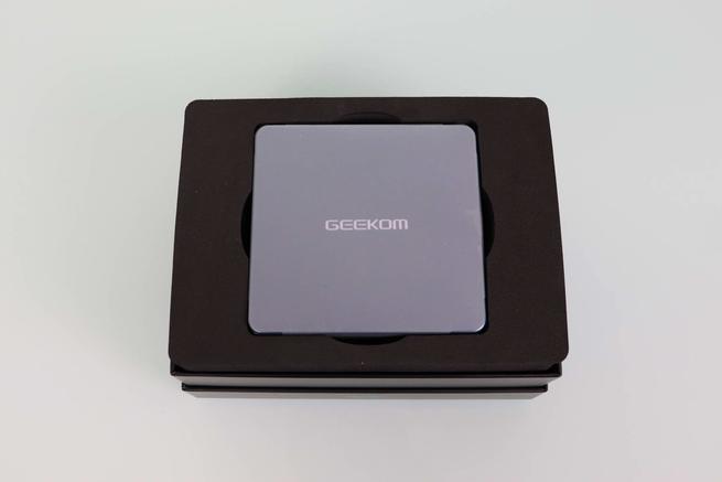 Interior de la caja del mini PC GEEKOM Mini IT12 en detalle