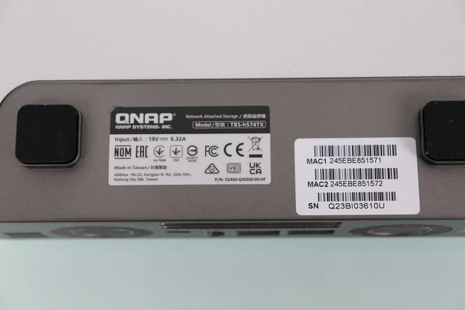 Pegatina del NASbook QNAP TBS-h574TX con la MAC y número de serie
