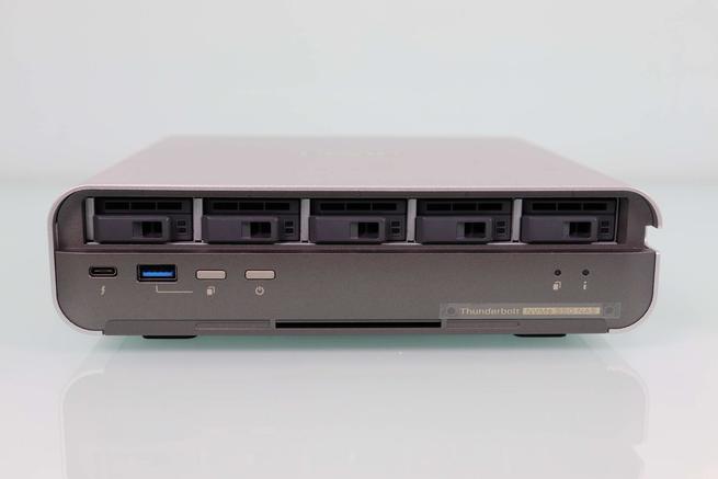 Frontal del QNAP TBS-h574TX con las bahías para SSD NVMe