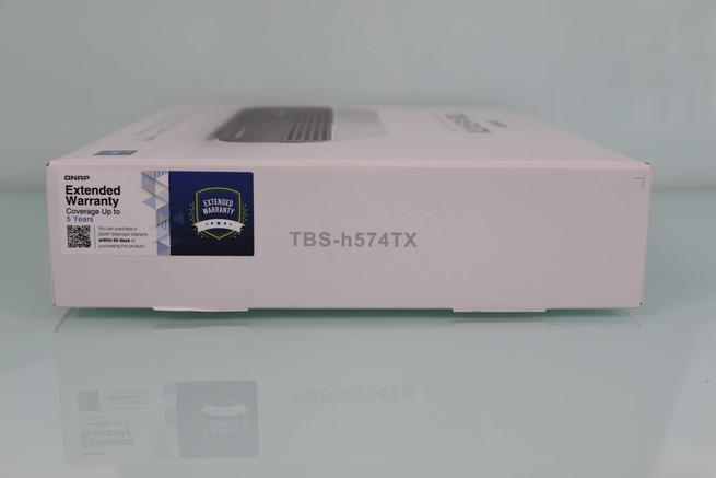 Lateral derecho del servidor NAS QNAP TBS-h574TX en detalle