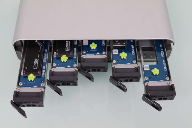 Todas las bahías SSD M.2 NVMe del QNAP TBS-h574TX en detalle