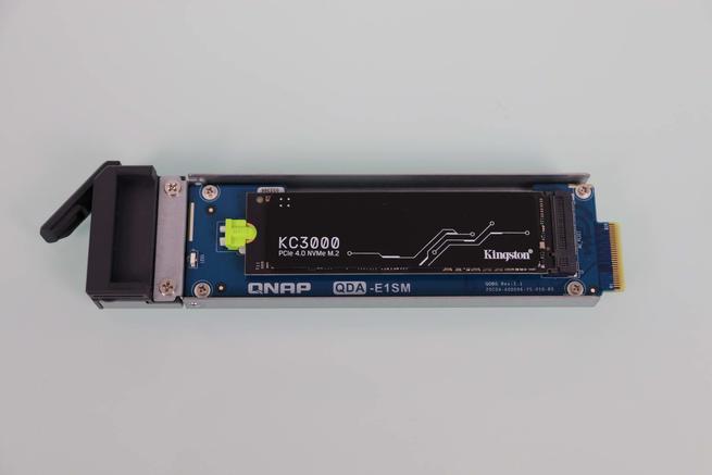 Bahía SSD NVMe M.2 del QNAP TBS-h574TX con unidad Kingston KC3000