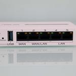 Frontal del router ASUS ExpertWiFi EBG15 con todos los puertos Ethernet y USB