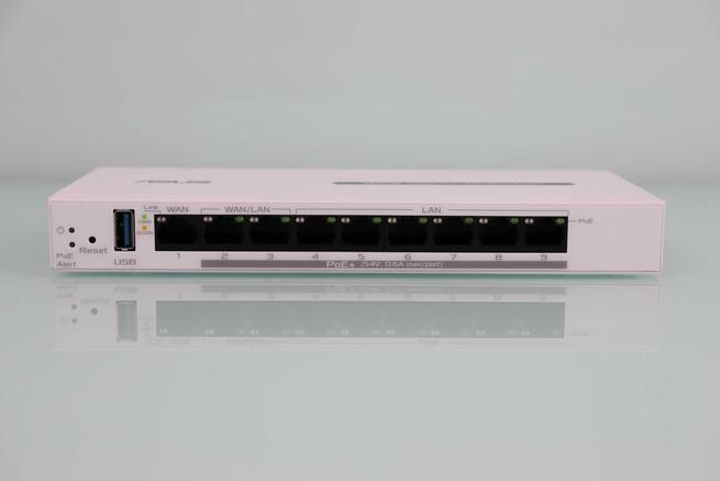 Frontal del router ASUS ExpertWiFi EBG19P con todos los puertos Gigabit y USB