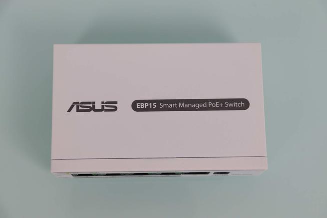 Zona superior del switch gestionable ASUS ExpertWiFi EBP15