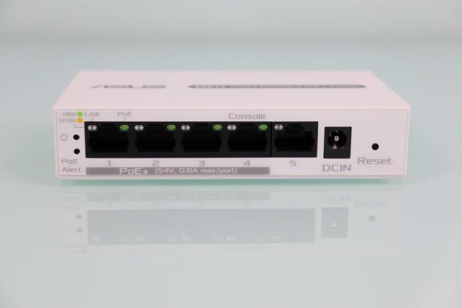 Frontal del switch ASUS ExpertWiFi EBP15 con todos los puertos Gigabit