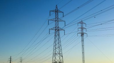 Torres de electricidad para ilustrar la potencia eléctrica en casa.