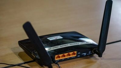 router antiguo con dos antenas externas
