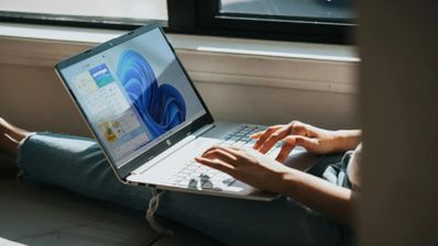 persona escribienod con el portatil