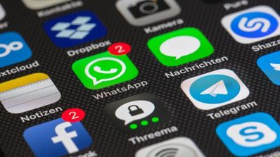 iconos del movil con diferentes aplicaciones como WhatsApp o Facebook