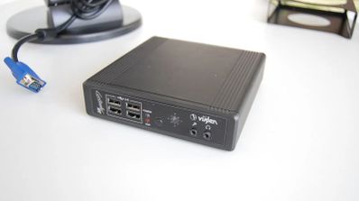 mini pc en una mesa blanca