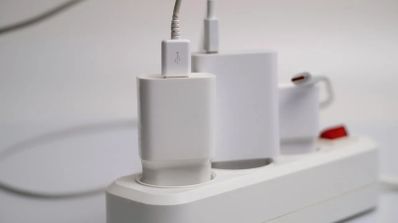 regleta con diversos cargadores conectados