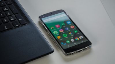 Pantalla de inicio de un smartphone Android con iconos de aplicaciones populares como WhatsApp y Messenger, ilustrando la necesidad de configurar la privacidad de las apps.