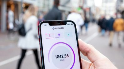 Mano con móvil midiendo velocidad de conexión