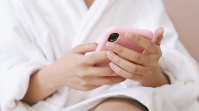 Móvil iPhone en las manos para realizar una configuración segura del sistema operativo.
