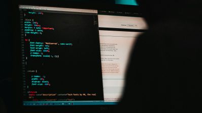 Panel de monitorización de seguridad mostrando un flujo de consultas DNS en tiempo real, utilizado por un analista para detectar anomalías.