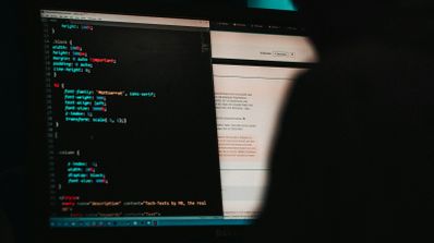 Panel de monitorización de seguridad mostrando un flujo de consultas DNS en tiempo real, utilizado por un analista para detectar anomalías.