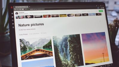 Interfaz de navegador web en un smartphone Android plegable mostrando pestañas organizadas y acceso a funciones, ilustrando la adaptabilidad de alternativas a Chrome.
