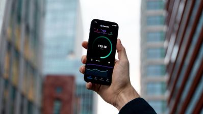Medición de velocidad de internet en un smartphone que muestra un rendimiento bajo, ilustrando el problema de un canal WiFi saturado.