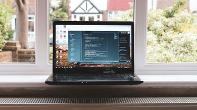 Ordenador portátil con código y herramientas de configuración abiertas en Windows