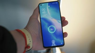 Smartphone conectado a un puerto de carga USB público, ilustrando el riesgo de seguridad conocido como juice jacking.