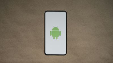 Logo de Android sobre un fondo abstracto, representando el sistema operativo para el que se listan las aplicaciones de hacking ético.
