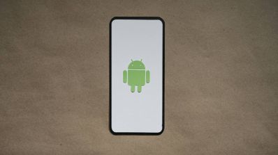 Persona usando un smartphone con iconos de apps y opciones de configuración en pantalla.