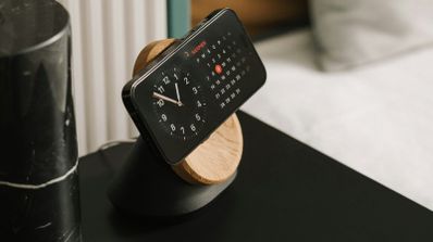 Smartphone recibiendo una notificación de alerta de seguridad de una alarma silenciosa en el hogar.