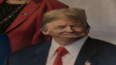 Primer plano de una imagen de un político impresa en papel que ha sido visiblemente distorsionada y manipulada, simbolizando la desinformación a través de deepfakes