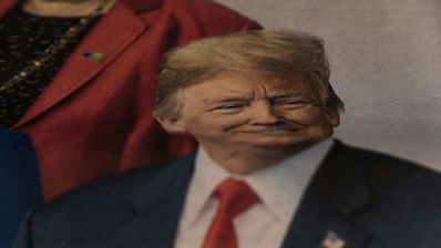 Primer plano de una imagen de un político impresa en papel que ha sido visiblemente distorsionada y manipulada, simbolizando la desinformación a través de deepfakes