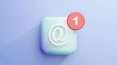 Ilustración conceptual de un correo electrónico malicioso generado por inteligencia artificial llegando a una bandeja de entrada.