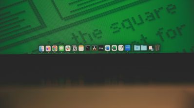 Dock de escritorio de macOS mostrando los iconos de los navegadores Chrome, Firefox, Edge y Safari, preparados para el experimento de una semana de navegación sin cookies.