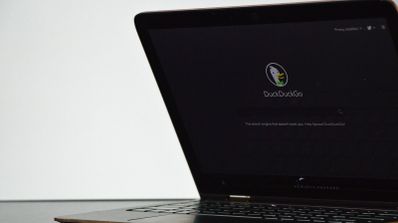 Interfaz de búsqueda de imágenes en DuckDuckGo mostrando el nuevo filtro para excluir contenido generado por inteligencia artificial.