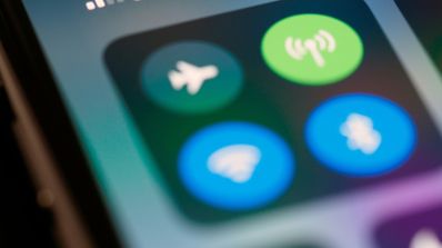 Ajustes rápidos de un móvil Android con los iconos de Bluetooth y modo avión resaltados, ilustrando la vulnerabilidad de rastreo por BLE.