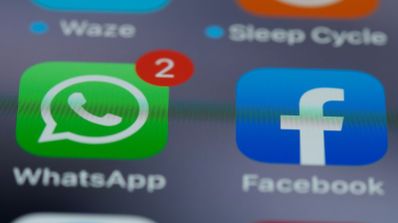 Iconos de WhatsApp y Facebook en la 'Logotipos de WhatsApp y Meta en la pantalla de un smartphone, ilustrando la conexión de la app de mensajería con su empresa matriz.pantalla de un smartphone