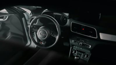 Consola central de un coche con puertos USB iluminados, ilustrando el punto de conexión que representa un riesgo de privacidad para los datos del móvil.