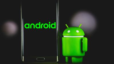 Logotipo oficial de Android junto a la pantalla de un smartphone que muestra una alerta de seguridad, simbolizando la protección contra estafas.