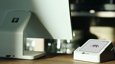 TPV procesando un pago sin contacto en un comercio, ejemplo de aplicación crítica donde una red SD-WAN garantiza la continuidad de las transacciones.
