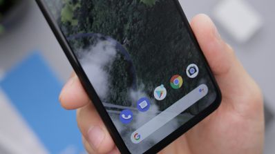 Pantalla de inicio de un móvil Android donde se aprecian los iconos para acceder a los Ajustes de Google y gestionar la privacidad del seguimiento de ubicación.
