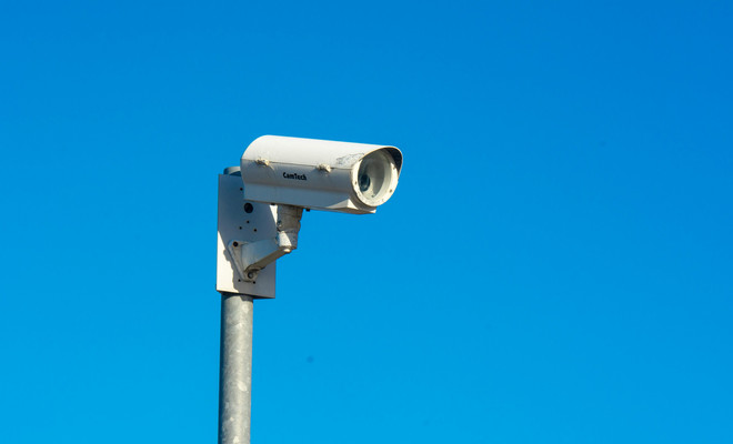 Una cámara de seguridad apuntando a una zona desconocida