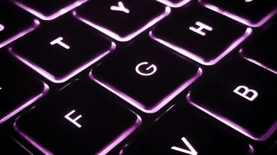 Teclado de ordenador portátil iluminado en la oscuridad, simbolizando el uso reciente o no autorizado del equipo.