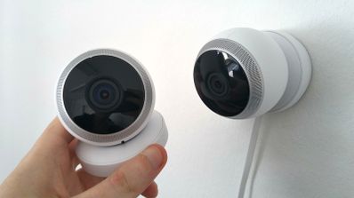 Dos cámaras de seguridad blancas