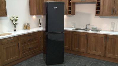 Un frigorífico de color negro, en una cocina