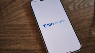 Captura de pantalla de la aplicación Bitwarden en un móvil Android mostrando la bóveda de contraseñas con elementos difuminados por privacidad.