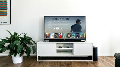 Primer plano de una pantalla de Smart TV mostrando la interfaz de una aplicación de streaming, simbolizando la recolección de datos de visualización.