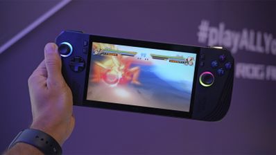 Una persona jugando con una videoconsola ASUS ROG